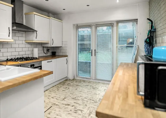 Central Manchester Family-Friendly Home With Free Parking And Workspace